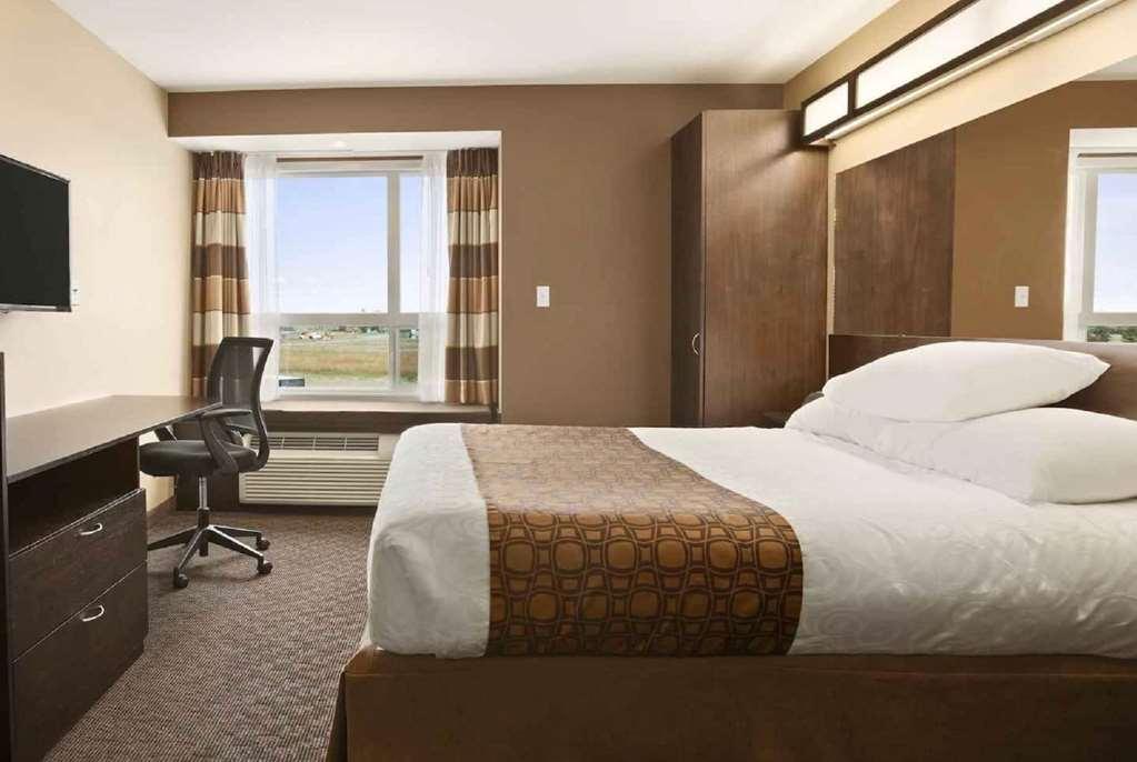Microtel Inn & Suites By Wyndham Blackfalds חדר תמונה